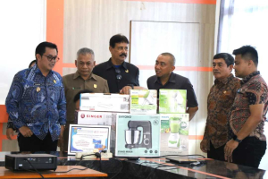 Serahkan Bantuan Sarana UMKM, Maden: Jangan Diperjualbelikan, Manfaatkan untuk Usaha Mandiri