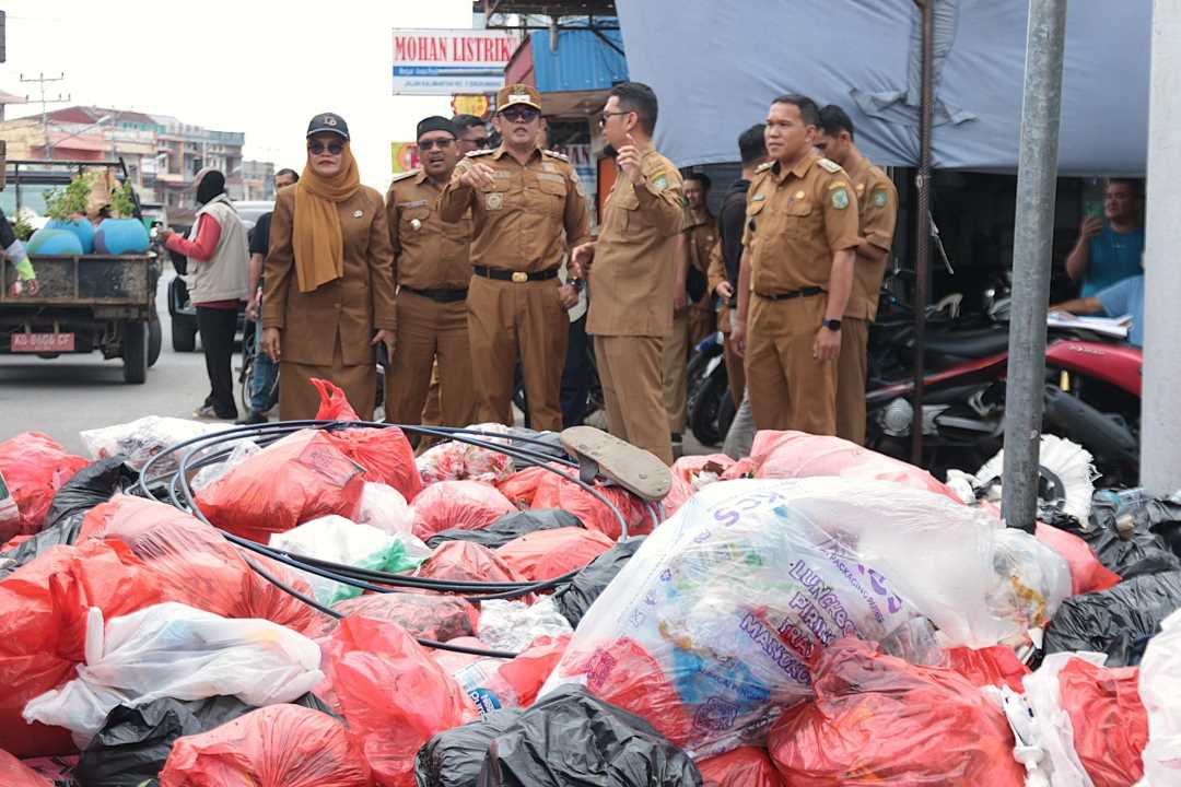 Bukan TPS! Madin Tegur Warga Buang Sampah di Jalan Kalimantan, Lokasi Akan Jadi Taman Pot Bunga