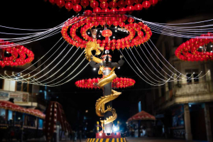 Gapura Pasar Hongkong dan Tugu Naga Emas Tampil Baru, PT Mowilex Indonesia Beri Sentuhan Luxury Gold