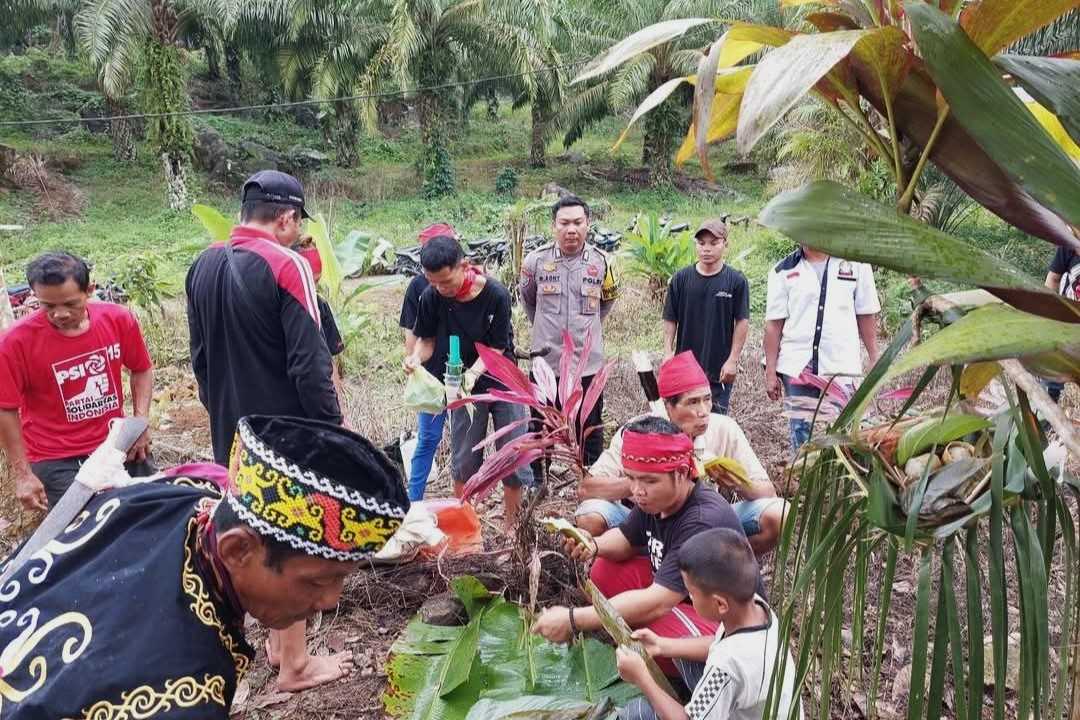 Tradisi Tutup Kampung Ba Bo’o Dimulai, Akses Jalan Sanggau Kulor Ditutup Total Dua Malam