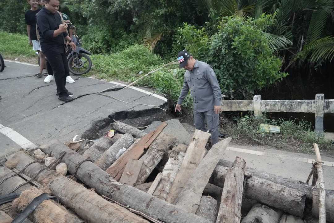 Sering Jadi Keluhan di Medsos, Ria Norsan Pertegas Pembagian Kewenangan Perbaikan Jalan di Kalbar