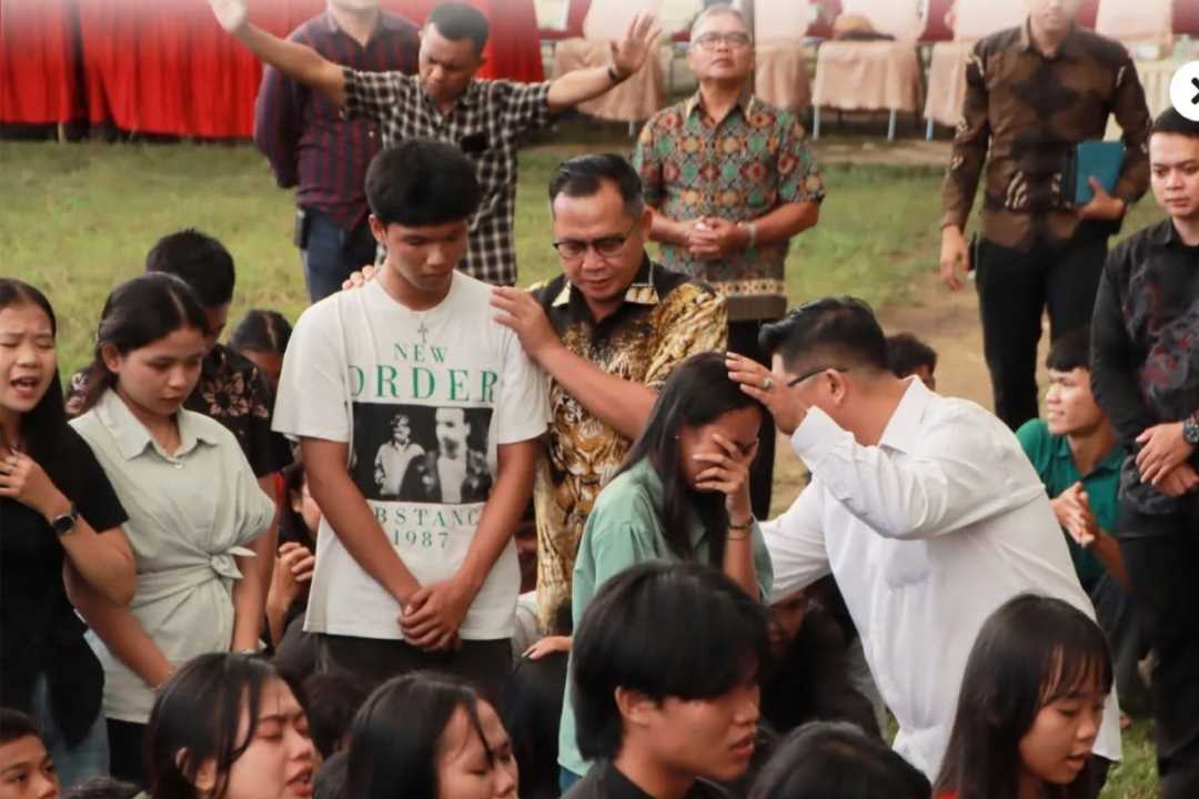 Buka KKR Anak Muda di Alun-alun SDR, Bupati Sebastianus Darwis Ajak Generasi Muda Bengkayang Cerdas Beriman