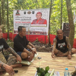 Wagub Krisantus Datangi Situs Keramat Raja Mawikng Ditemani Panglima Jilah