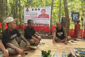 Wagub Krisantus Datangi Situs Keramat Raja Mawikng Ditemani Panglima Jilah
