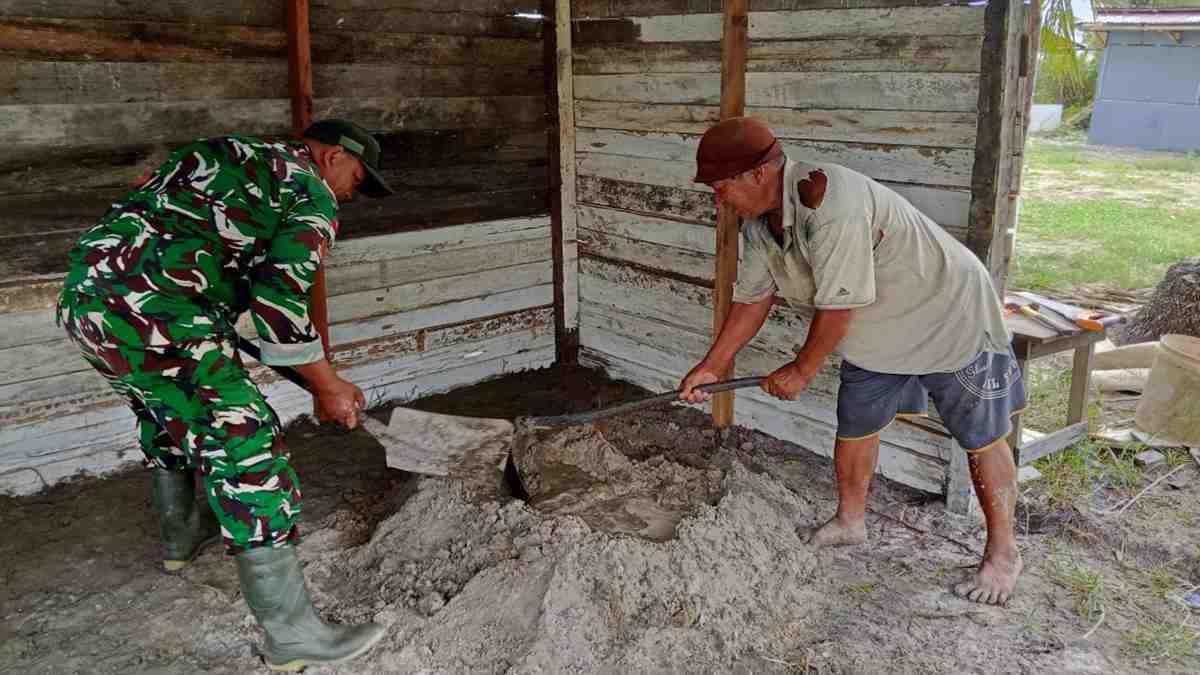 Babinsa di Paloh Bantu Warga Bangun Warung, Wujud Kedekatan TNI dengan Masyarakat