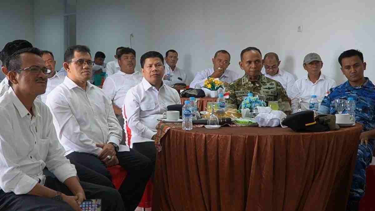 Dandim Sambas Dampingi Bupati Ikuti Vidcon Presiden Prabowo soal Operasional Koperasi Merah Putih