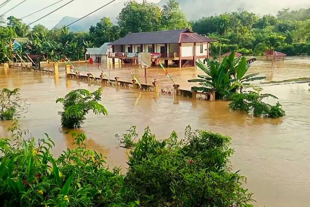Hujan Deras Picu Banjir di Jalan Raya Sungai Betung, Jalur Bengkayang–Singkawang Sempat Terhambat