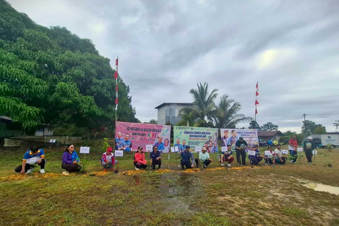 Gebrak Bengkayang Asri di Jagoi Babang: Tanam Pohon dan Senam Sehat di Sekolah Perbatasan