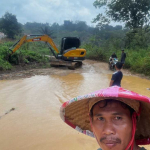 Pakai Dana Pribadi, Pengusaha di Sanggau Ledo Perbaiki Jalan Rusak Eks Duta Palma