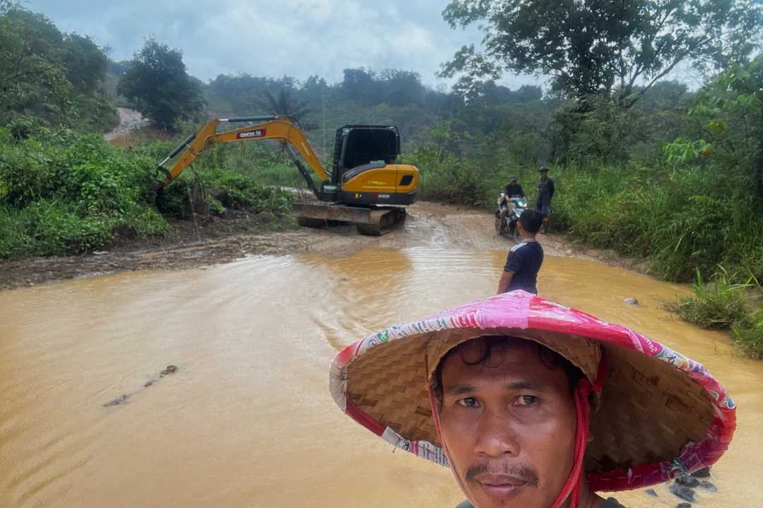 Pakai Dana Pribadi, Pengusaha di Sanggau Ledo Perbaiki Jalan Rusak Eks Duta Palma