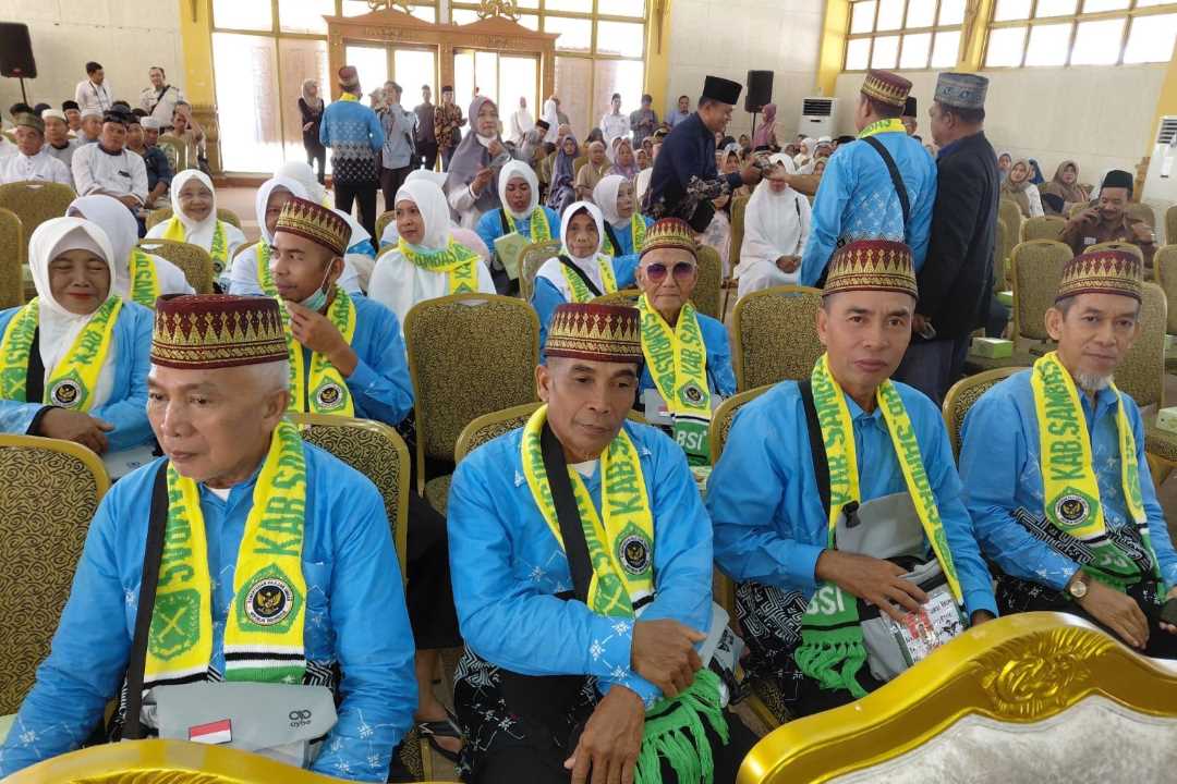Jemaah Haji Sambas Kloter 14 Segera Bertolak ke Madinah, Pemkab Berikan Bekal Uang Saku