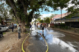 Bahayakan Pengendara, Tumpahan Solar di Jalan Pemuda Singkawang Dibersihkan Petugas