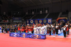 Gandeng 46 Kontingen, Krisantus Minta Perguruan Karate Kalbar Cetak Bibit Unggul Jangka Panjang