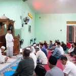 Berikan Kultum di Masjid Wahdatul Ummah, Ria Norsan Serahkan Bantuan untuk Masjid dan Surau Perbatasan
