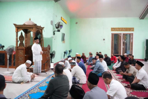 Berikan Kultum di Masjid Wahdatul Ummah, Ria Norsan Serahkan Bantuan untuk Masjid dan Surau Perbatasan