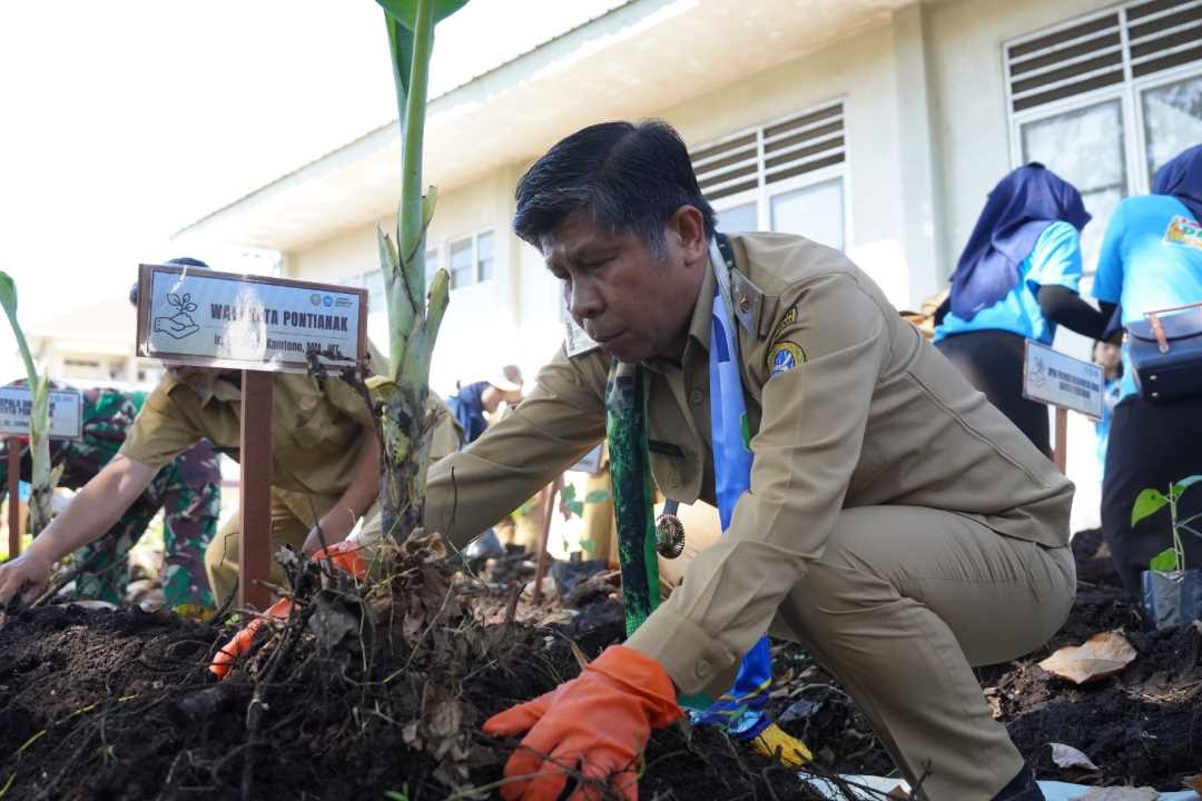 SMPN 8 Pontianak Jadi Pelopor Sekolah Hijau, Tanam Pohon Endemik Nasional Berbasis QR Code