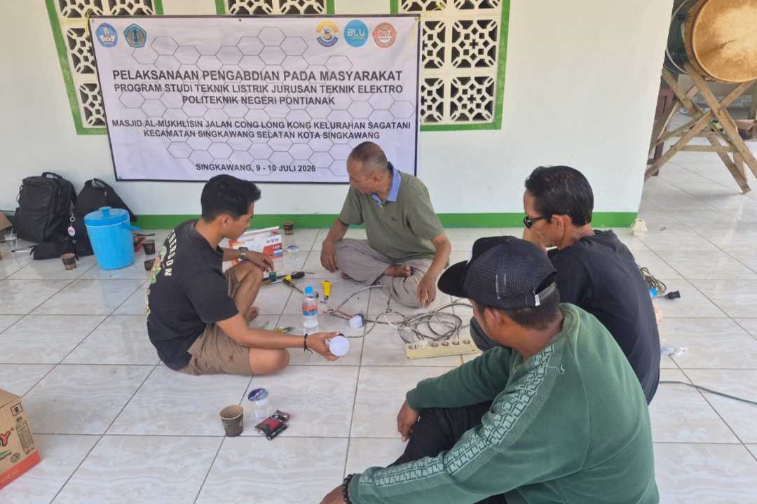 Tekan Biaya Operasional Rumah Ibadah, Dosen Polnep Pasang Sistem Otomasi Lampu di Masjid Al-Mukhlisin Singkawang